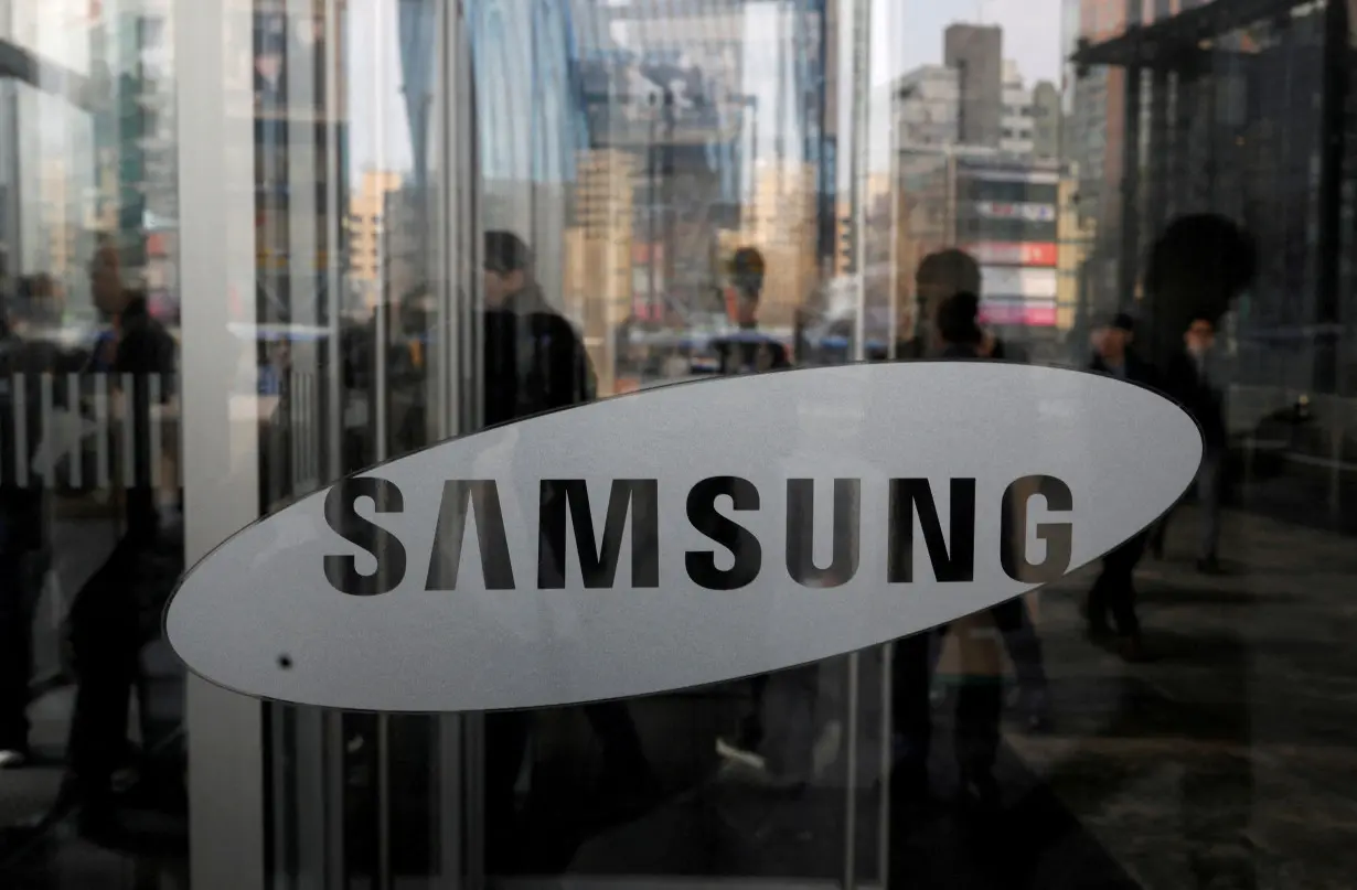FILE PHOTO: The logo of Samsung Electronics is seen at its office building in Seoul, South Korea, March 23, 2018. REUTERS/Kim Hong-Ji/