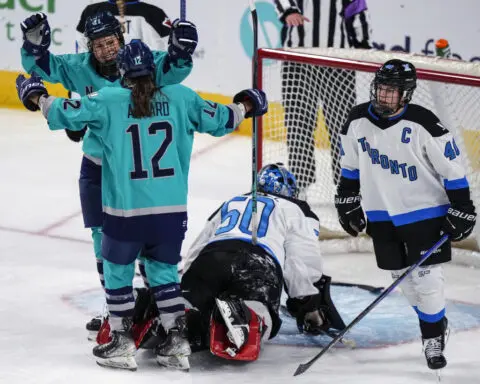 Emma Maltais' short-handed goal helps Toronto spoil New York's PWHL home opener, 3-2