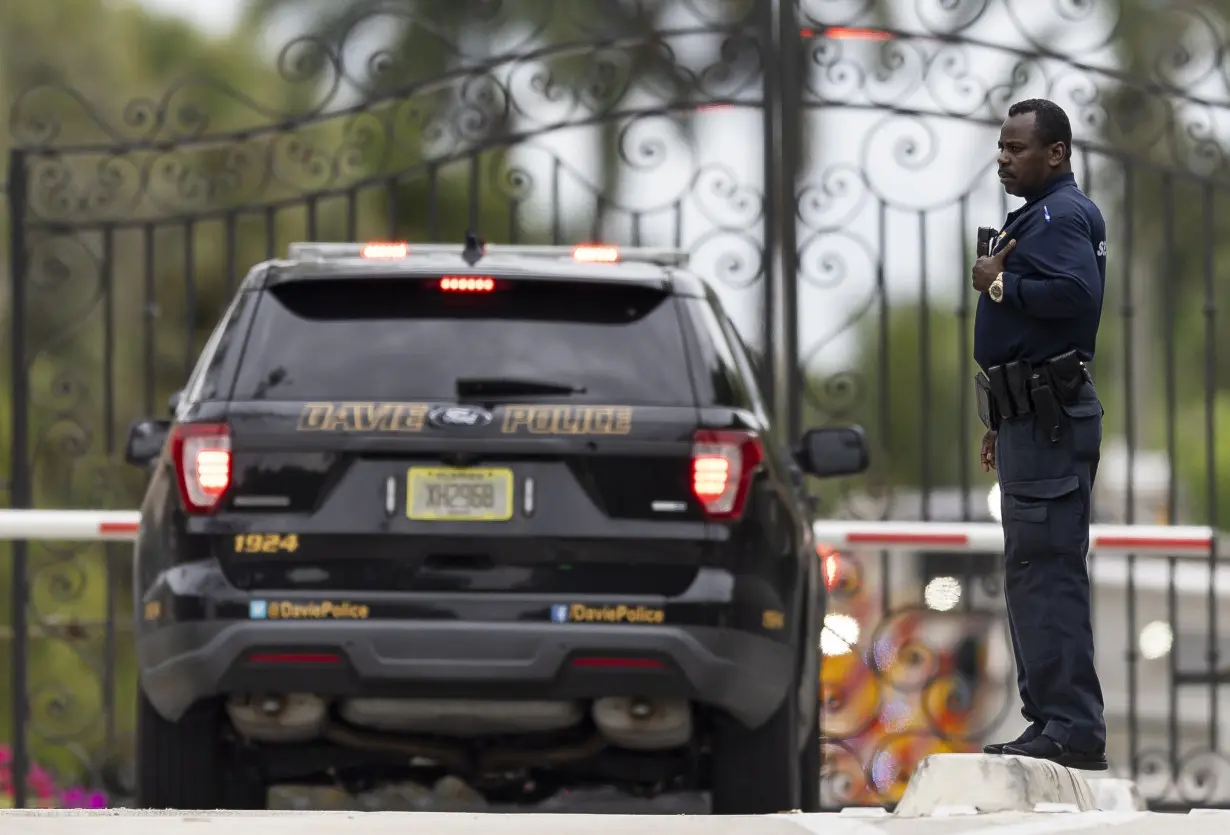 Dolphins' Tyreek Hill returns to practice two days after fire at his home