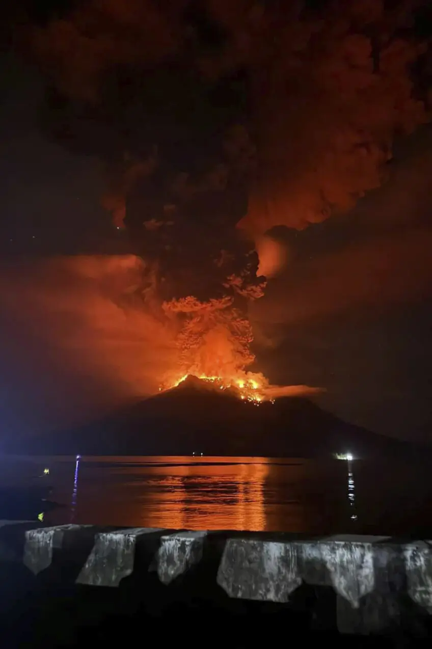 LA Post: Tsunami alert after a volcano in Indonesia has several big eruptions and thousands are told to leave