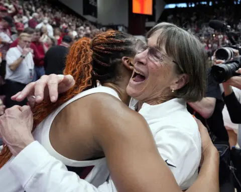 Tara VanDerveer retires as Stanford women's hoops coach after setting NCAA wins record this year