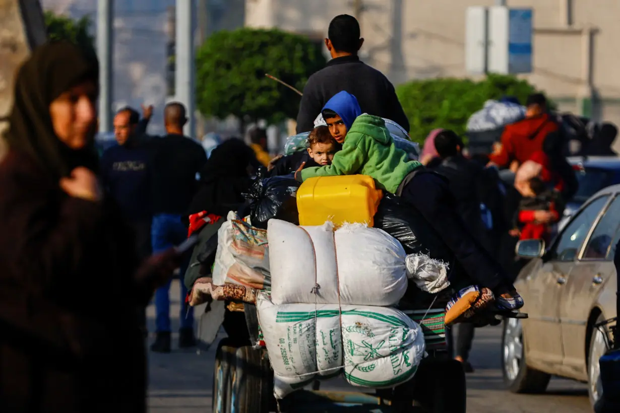 Palestinians flee their houses due to Israeli strikes after a temporary truce between Hamas and Israel expired in Khan Younis