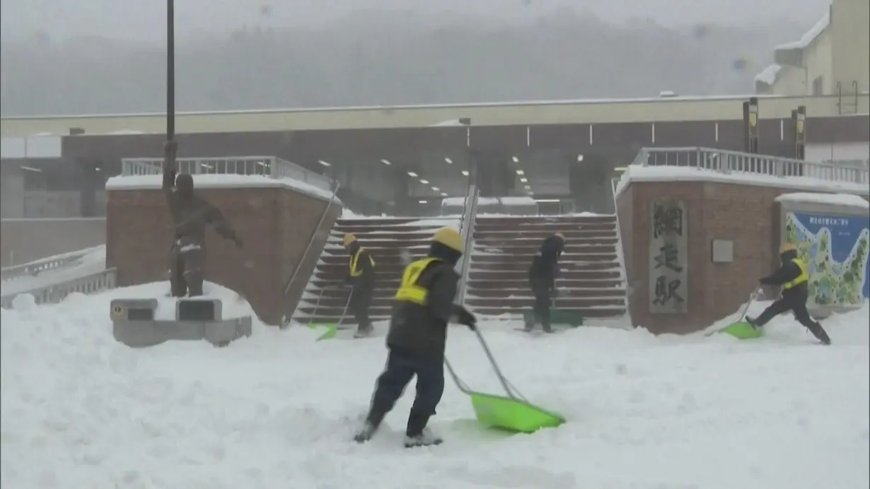 More heavy snow expected in Japan after 800 vehicles trapped on expressway