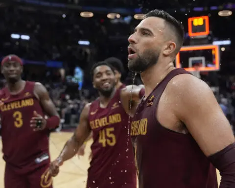 Max Strus sinks 60-footer at the final horn, sending Cavaliers to 121-119 win over Mavericks