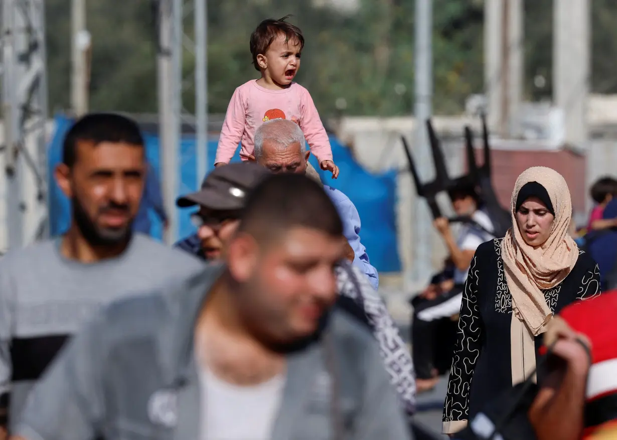 Palestinians flee north Gaza towards the south, amid the ongoing conflict between Israel and Palestinian Islamist group Hamas, in the central Gaza Strip