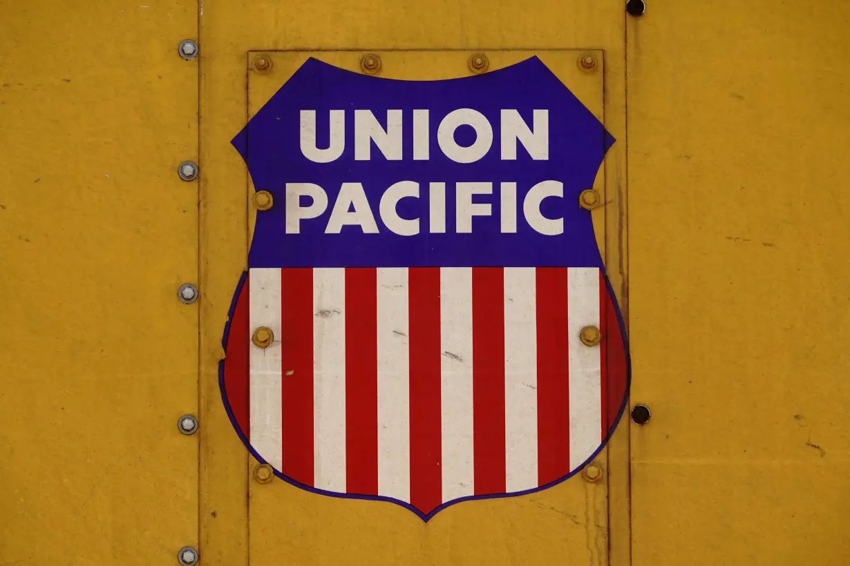 FILE PHOTO: Deadline for railroads to reach tentative deals with unions