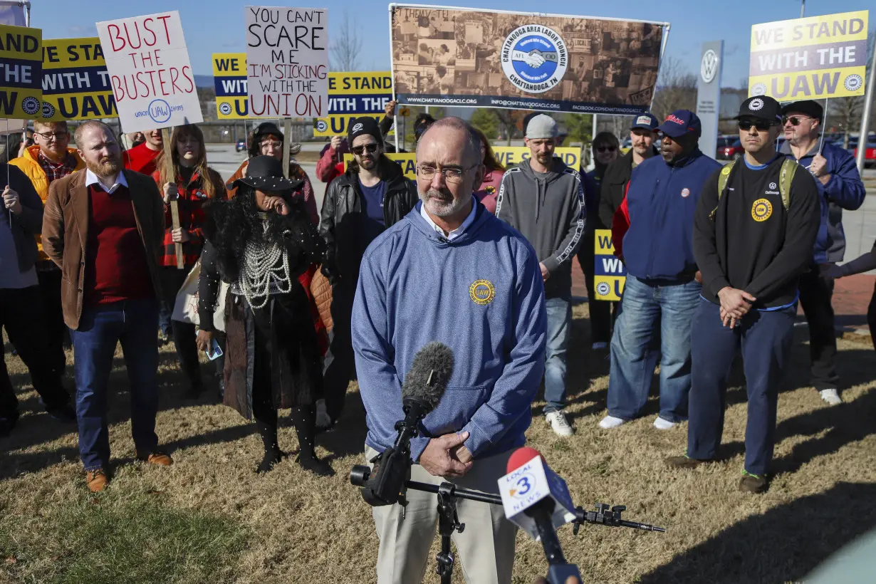 Southern governors tell autoworkers that voting for a union will put their jobs in jeopardy