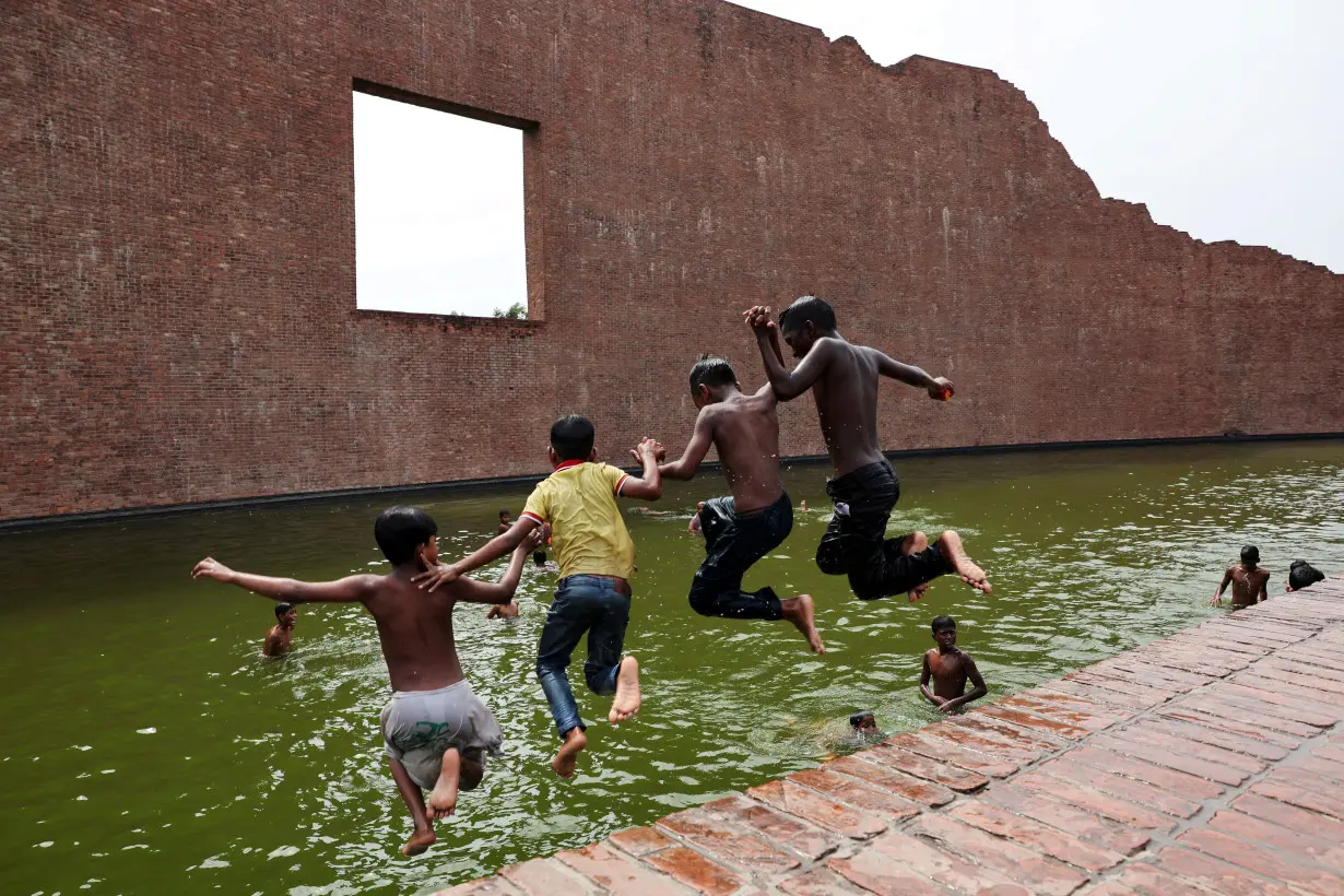 Bangladesh reopens schools amid scorching heatwave