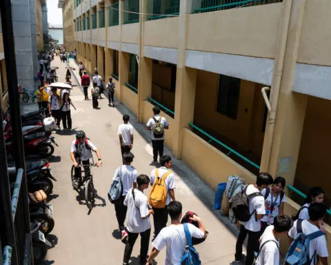 Philippine students suffer in wilting heat, thwarting education efforts