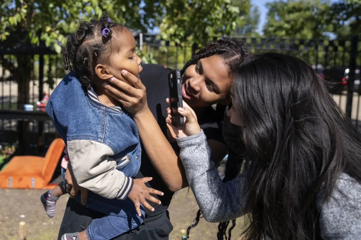 Volunteer medical students are trying to fill the health care gap for migrants in Chicago