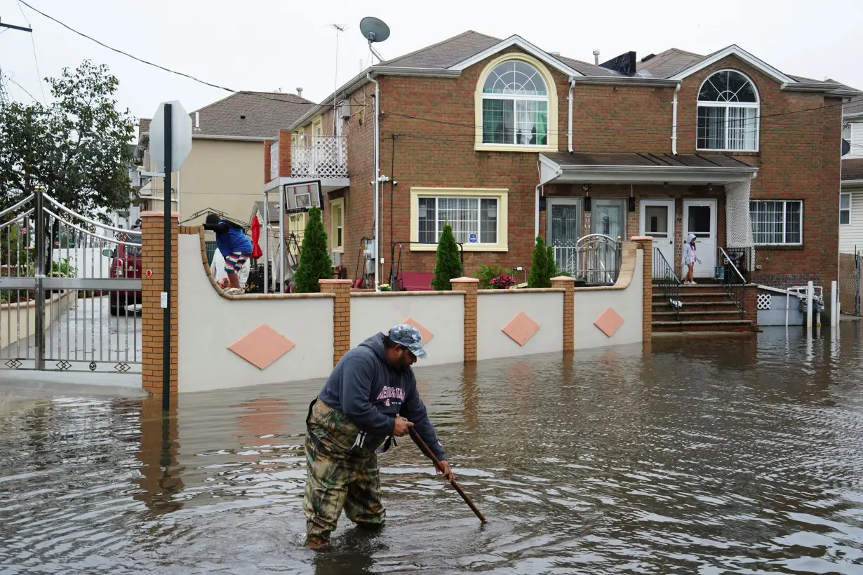 Heavy rain causes flooding in New York region