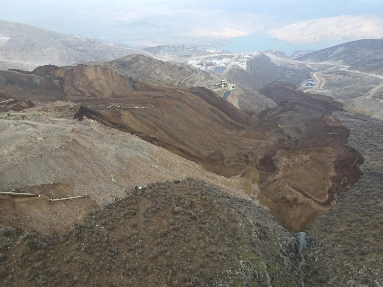 Hundreds of rescuers deployed in search for 9 workers missing at landslide-hit Turkish gold mine