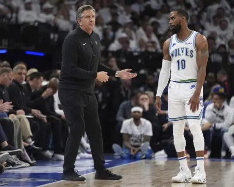 Timberwolves coach Chris Finch to have surgery on knee after sideline collision, AP source says