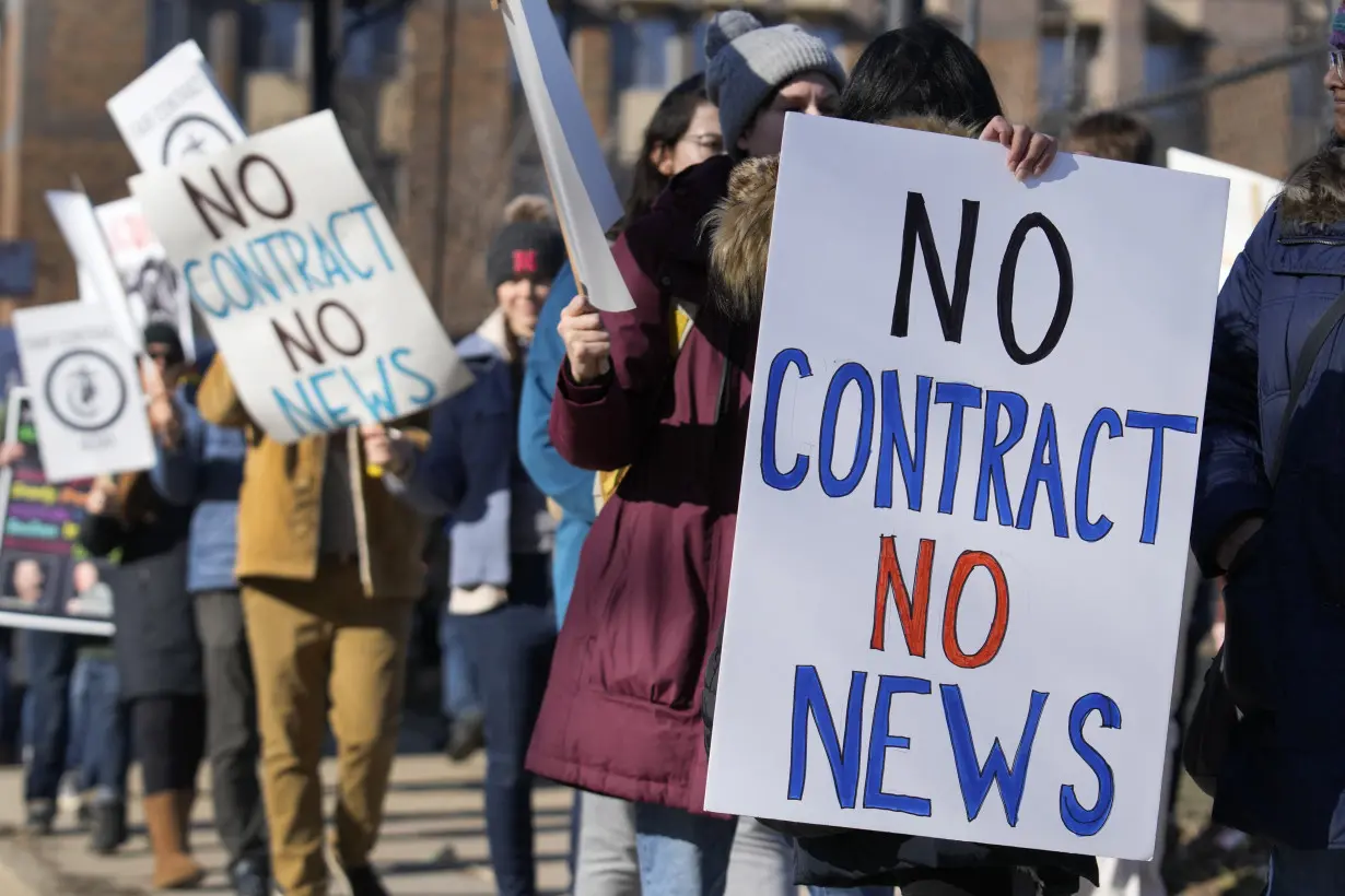 More than 200 staffers with Chicago Tribune and 6 other newsrooms begin 24-hour strike