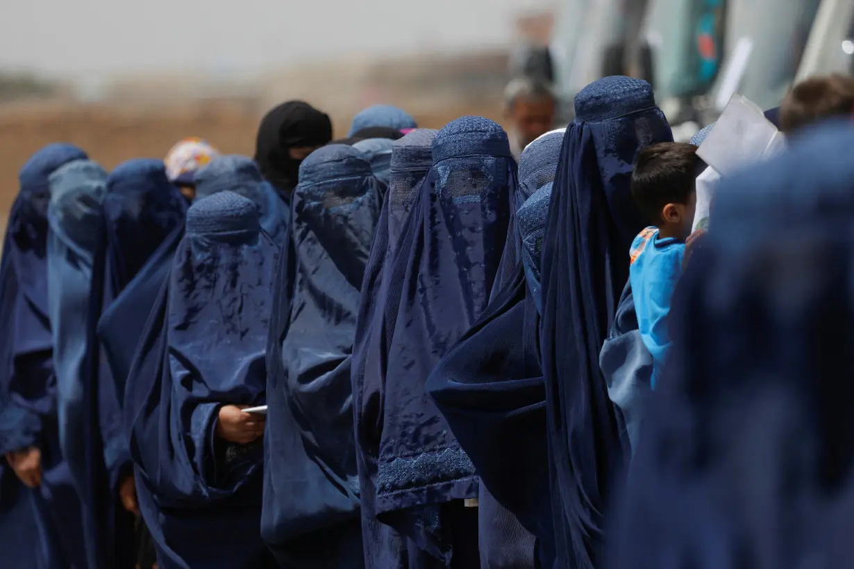 Cash aid for displaced people in Kabul