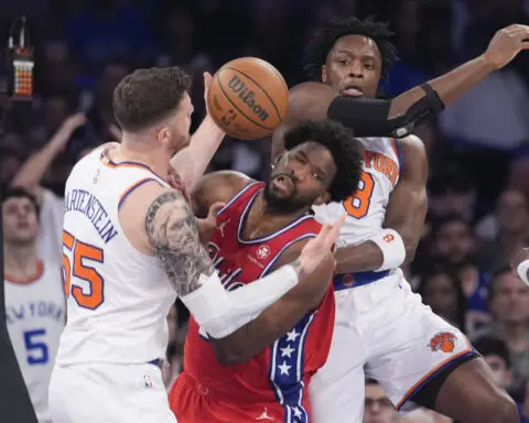 Joel Embiid leaves Game 1 of 76ers' series against Knicks after appearing to reinjure left knee