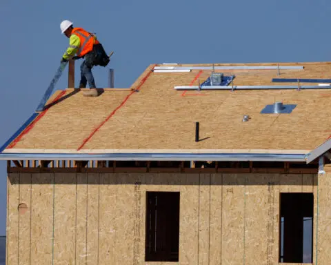 Growth in US labor costs accelerates in first quarter