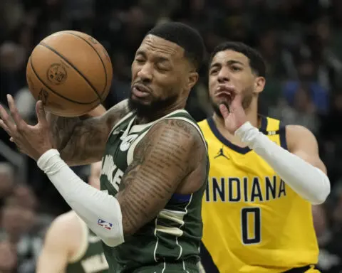 Damian Lillard sets Bucks' postseason mark with 35 points in opening half vs Pacers