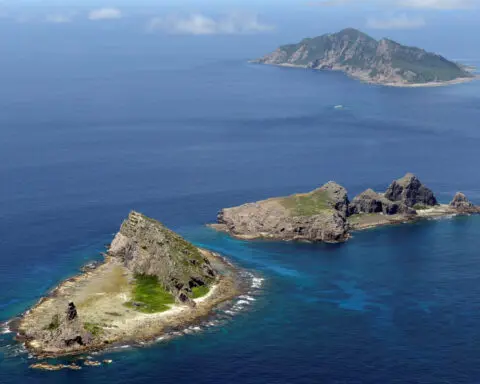 China confronts Japanese politicians in disputed E. China Sea area