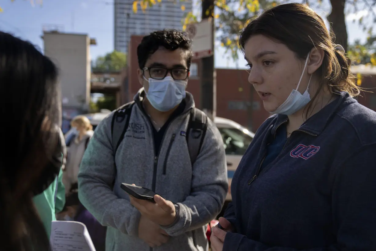 Volunteer medical students are trying to fill the health care gap for migrants in Chicago