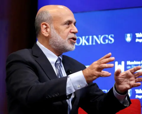 Bernanke urges Bank of England to debate publishing rate projections