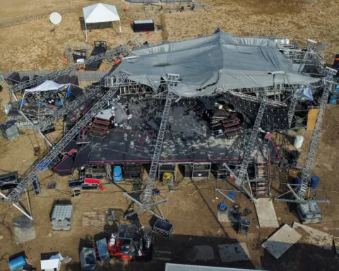 Mexican state pledges compensation for stage collapse victims