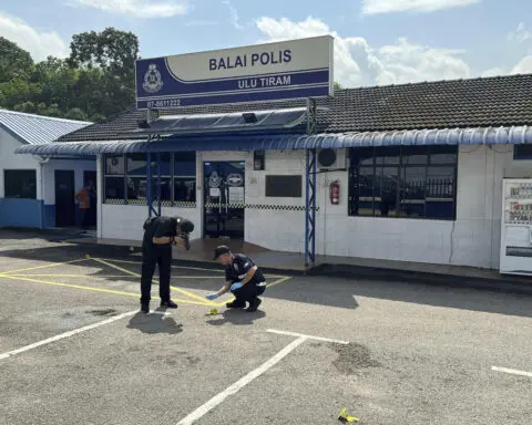 Man kills 2 officers at police station in Malaysia in a suspected Jemaah Islamiyah attack