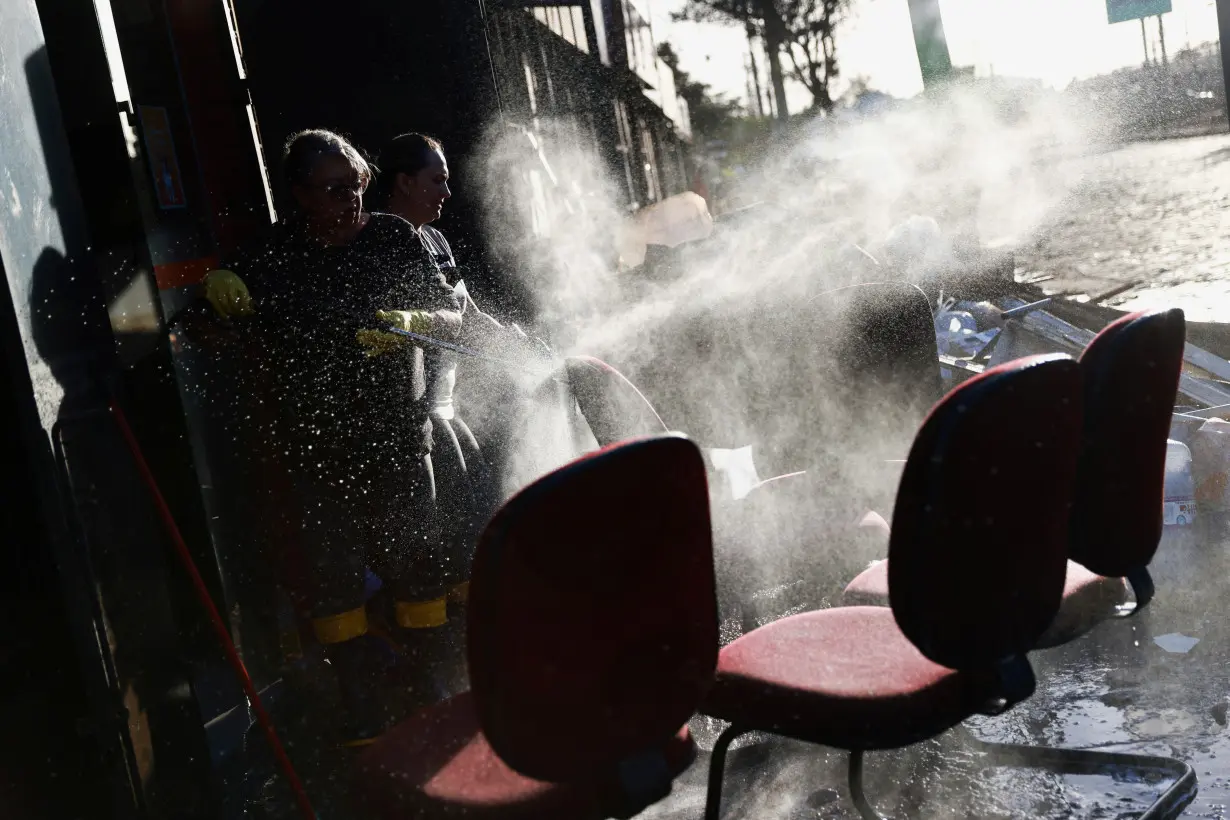 Cleaning houses affected by floods in Porto Alegre