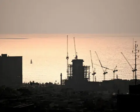 Israel Q1 economic growth rebounds 14.1%, lifted by shopping, building