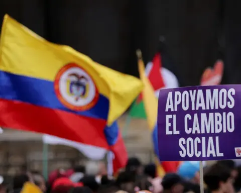Tens of thousands of Colombians march in support of Petro's reforms