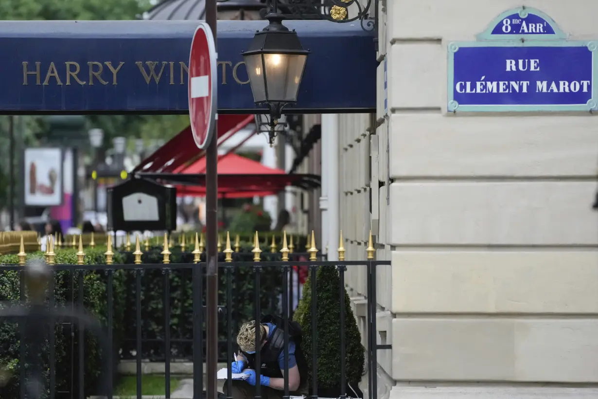 Armed robbers hit luxury store in Paris reported to be 'Jeweler to the Stars'