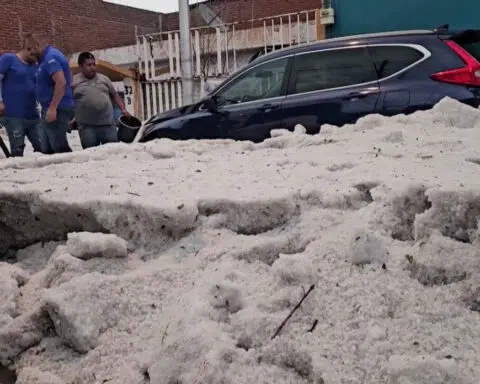Experts warn of hail, whirlwinds in Mexico after new heat record in the capital