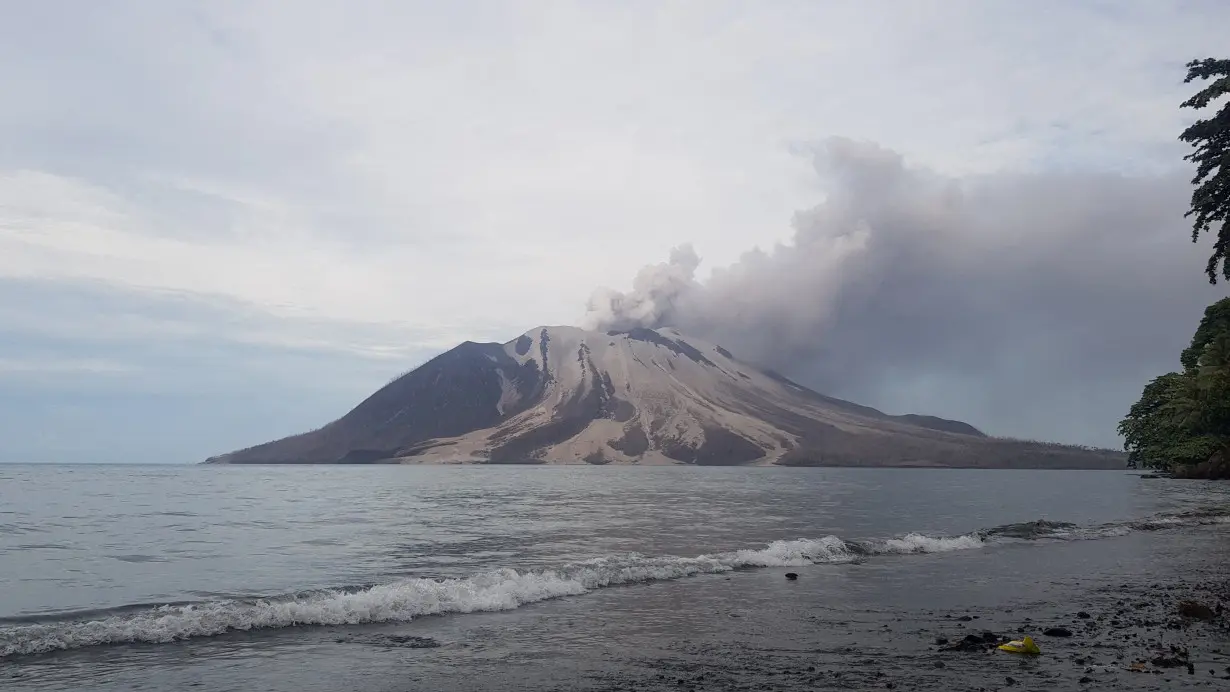 LA Post: Evacuation continues following Indonesia's Ruang volcano eruption