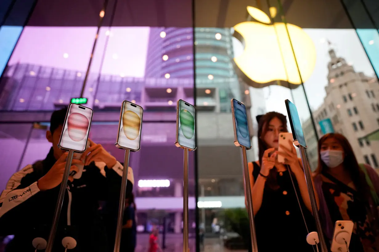 LA Post: Apple set for big sales decline as investors await AI in iPhones