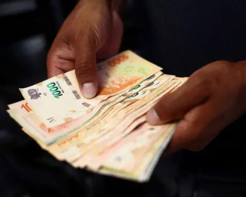 Argentine economy chief praises fourth-straight month of fiscal surplus