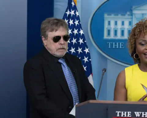 'Star Wars' actor Mark Hamill drops by White House for a visit with 'Joe-bi-Wan Kenobi'