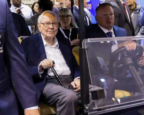 At Berkshire Hathaway meeting, Warren Buffett to field questions on growth, dividend and succession