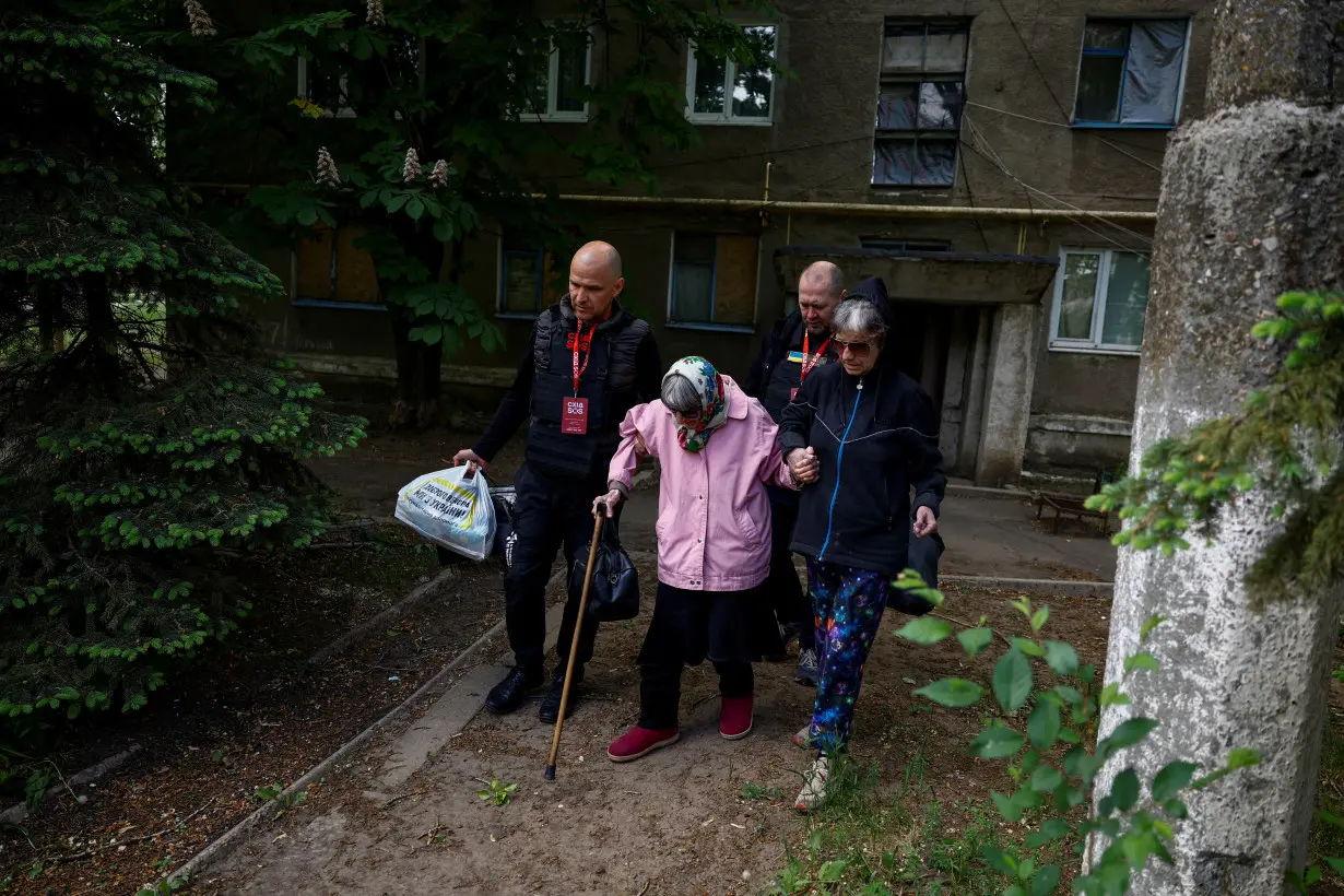 LA Post: Ukrainian rescuers evacuate elderly and infirm as Russians close in