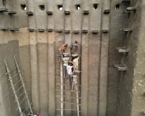 Thousands replaster Mali's Great Mosque of Djenne, which is threatened by conflict