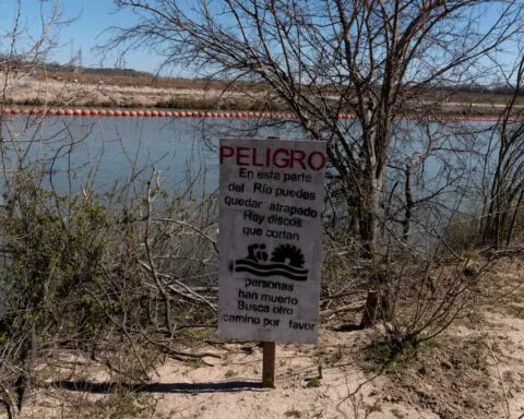 Biden administration, Texas duel in US appeals court over floating migrant barrier