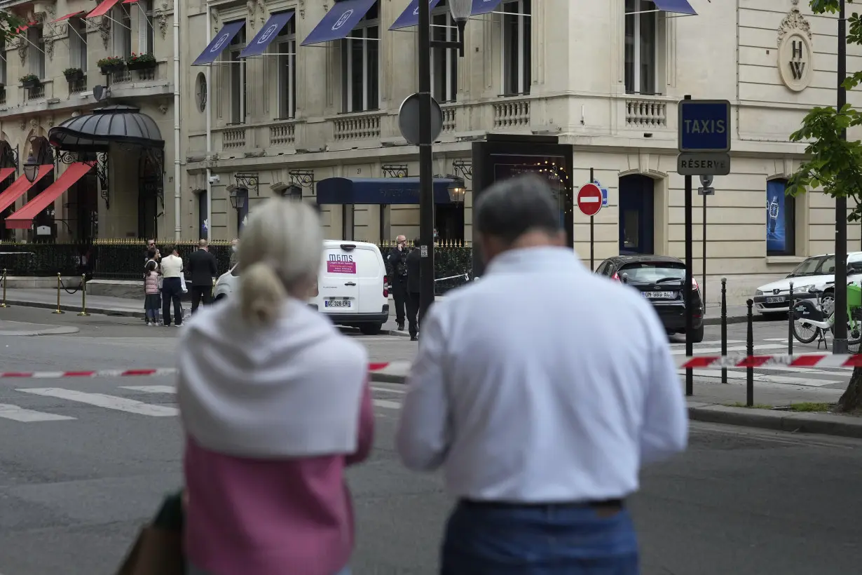 Armed robbers hit luxury store in Paris reported to be 'Jeweler to the Stars'