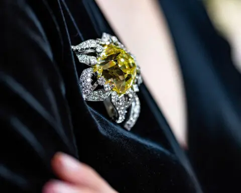 Yellow diamond brooch resembling Queen Elizabeth's up for auction