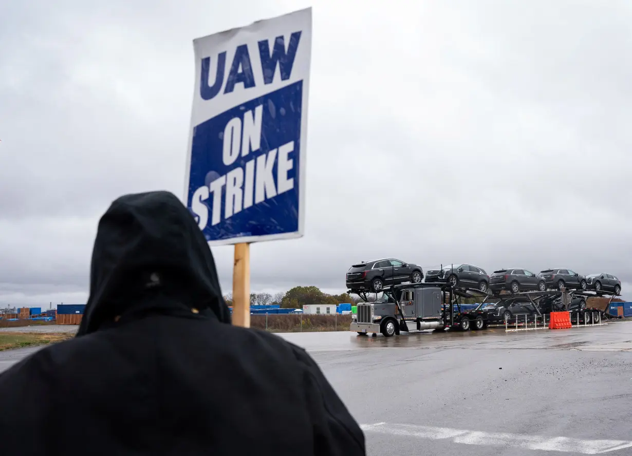 United Auto Workers expands its strike to General Motors engine plant in Spring Hill