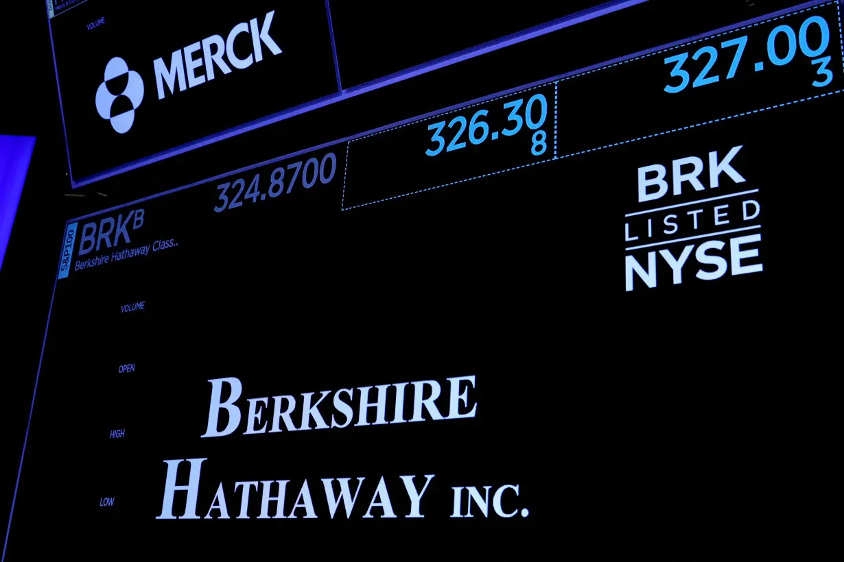 LA Post: Berkshire pares huge Apple stake as cash, operating profit set records