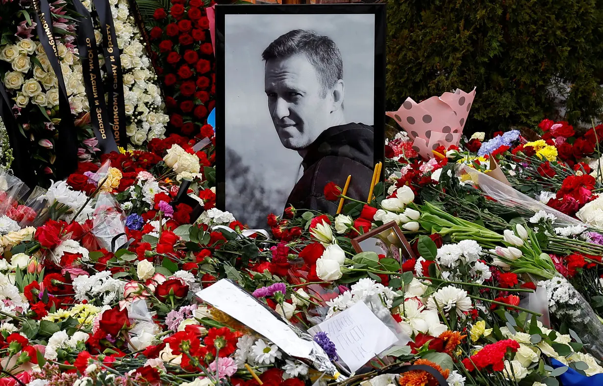 Mourners come to grave of Russian opposition leader Alexei Navalny