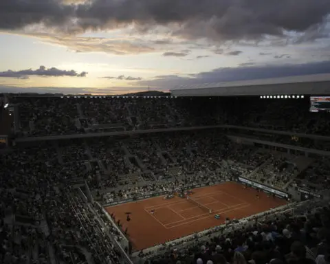 Stan Wawrinka, who is 39, beats Andy Murray, who is 37, at the French Open. Alcaraz and Osaka win