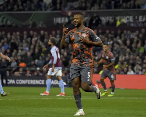 Bayer Leverkusen's record unbeaten march continues with a 2-0 win at Roma in Europa League