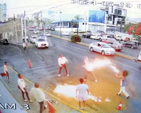 Mariachis. A flame-swallower. Mexico's disputes between street performers just reached a new high