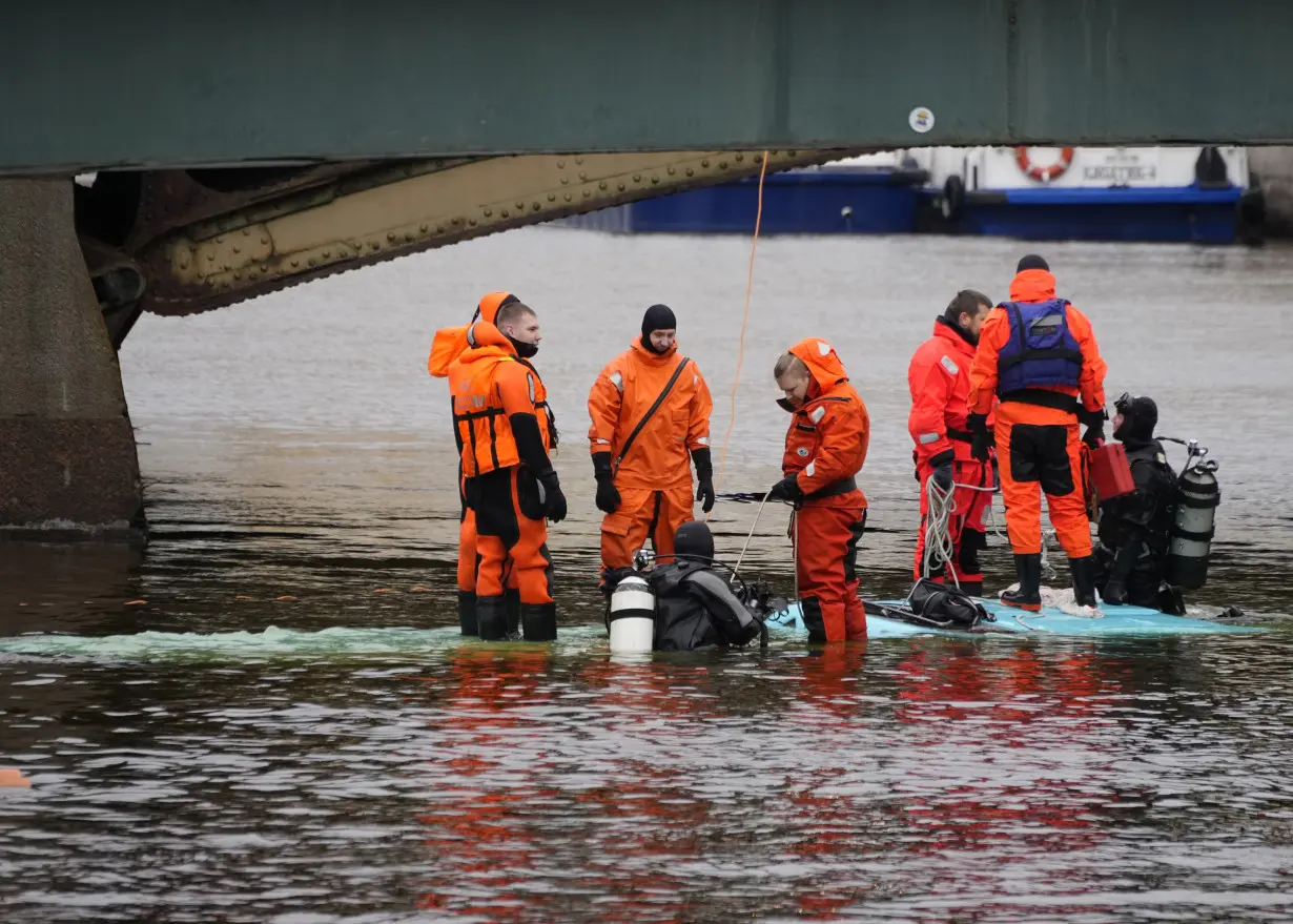 LA Post: A bus plunges off a bridge in the Russian city of St. Petersburg, killing 7 people