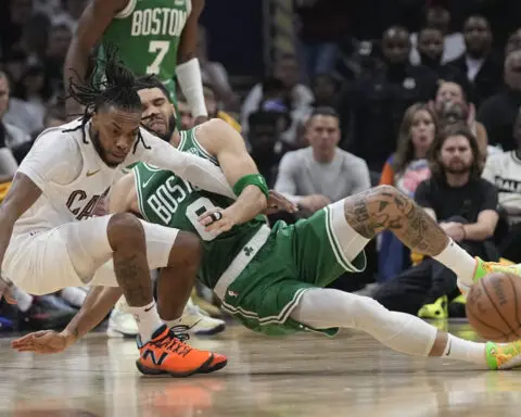 Jayson Tatum scores 33 points, Celtics rebound from loss to beat Cavs 106-93 for 2-1 series lead